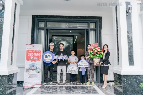 Khách hàng bàn giao chìa khóa trao tay Gamma Home